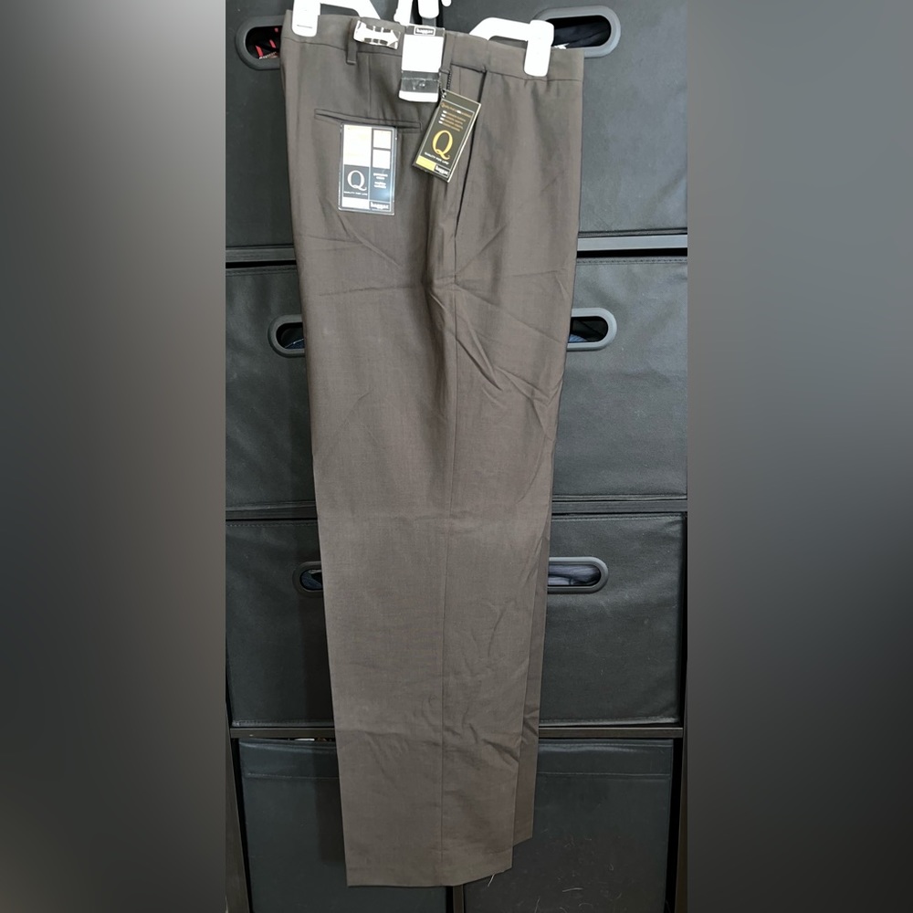Men’s Haggar comfort luxe dress pants - 42x32 Chocolate NWT